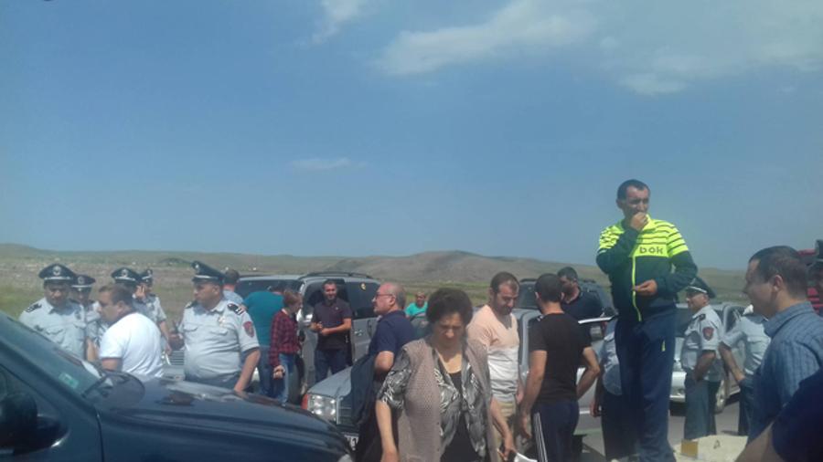 Անիի բնակիչները փակել են Գյումրի-Երևան մայրուղին՝ պահանջում են համայնքապետի հրաժարականը |aravot.am|