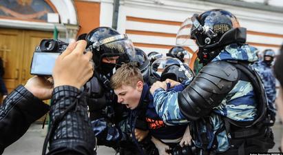 Մոսկվայում բազմամարդ հանրահավաք է անցկացվել, հարյուրավոր քաղաքացիներ բերման են ենթարկվել |azatutyun.am|