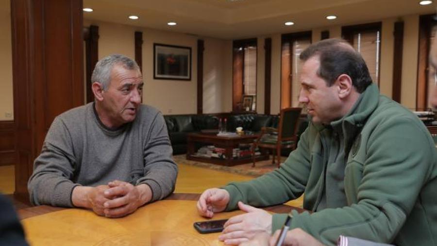 Դավիթ Տոնոյանը հանդիպել է Ադրբեջանում ազատազրկման դատապարտված Կարեն Ղազարյանի հոր հետ