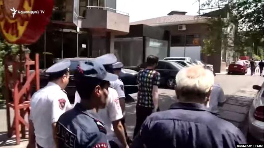 Դատարանի բակից ակցիայի երկու մասնակից տեղափոխվեց Ոստիկանություն |azatutyun.am|