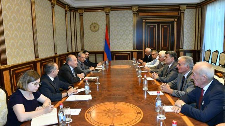Նախագահ Սարգսյանը հանդիպել է Հայաստանի ժողովրդական կուսակցության քաղաքական խորհրդի անդամների հետ