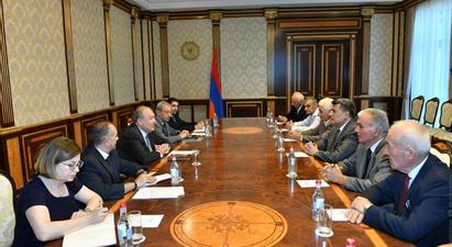 Նախագահ Սարգսյանը հանդիպել է Հայաստանի ժողովրդական կուսակցության քաղաքական խորհրդի անդամների հետ
