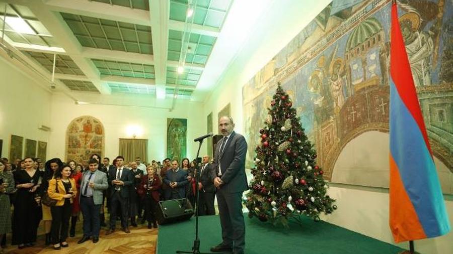 ԶԼՄ-ները կառավարությանն օգնում են թափանցիկ լինել. վարչապետը՝ ԶԼՄ-ների տարեմուտի ընդունելությանը |armenpress.am|