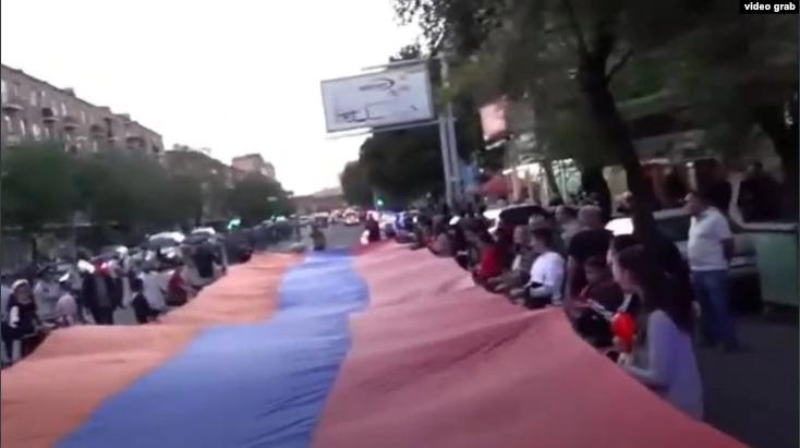 Երևանում մեկնարկել է ջահերով երթը դեպի Եռաբլուր |azatutyun.am|